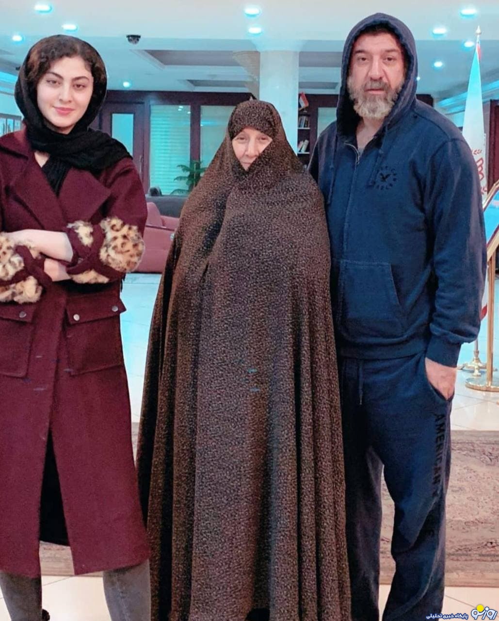 بازیگر زن درکنار زنده‌یاد علی انصاریان و مادرش/عکس