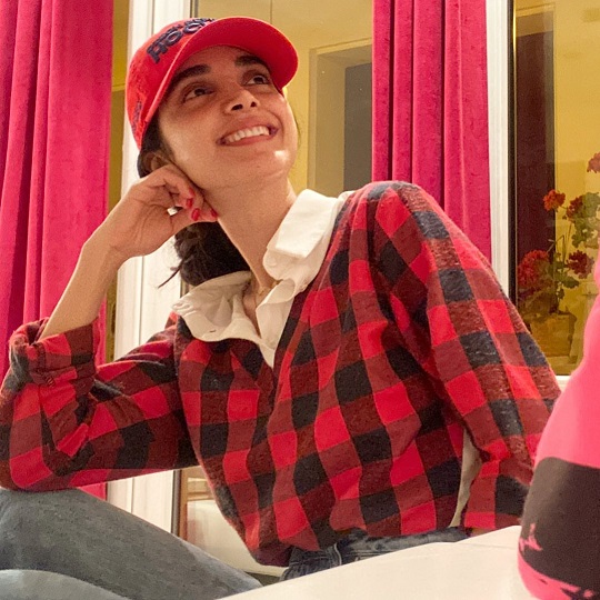 الهه حصاری با تیپ پسرانه و کلاه جذاب + عکس الهه حصاری با تیپ پسرانه و کلاه جذاب + عکس