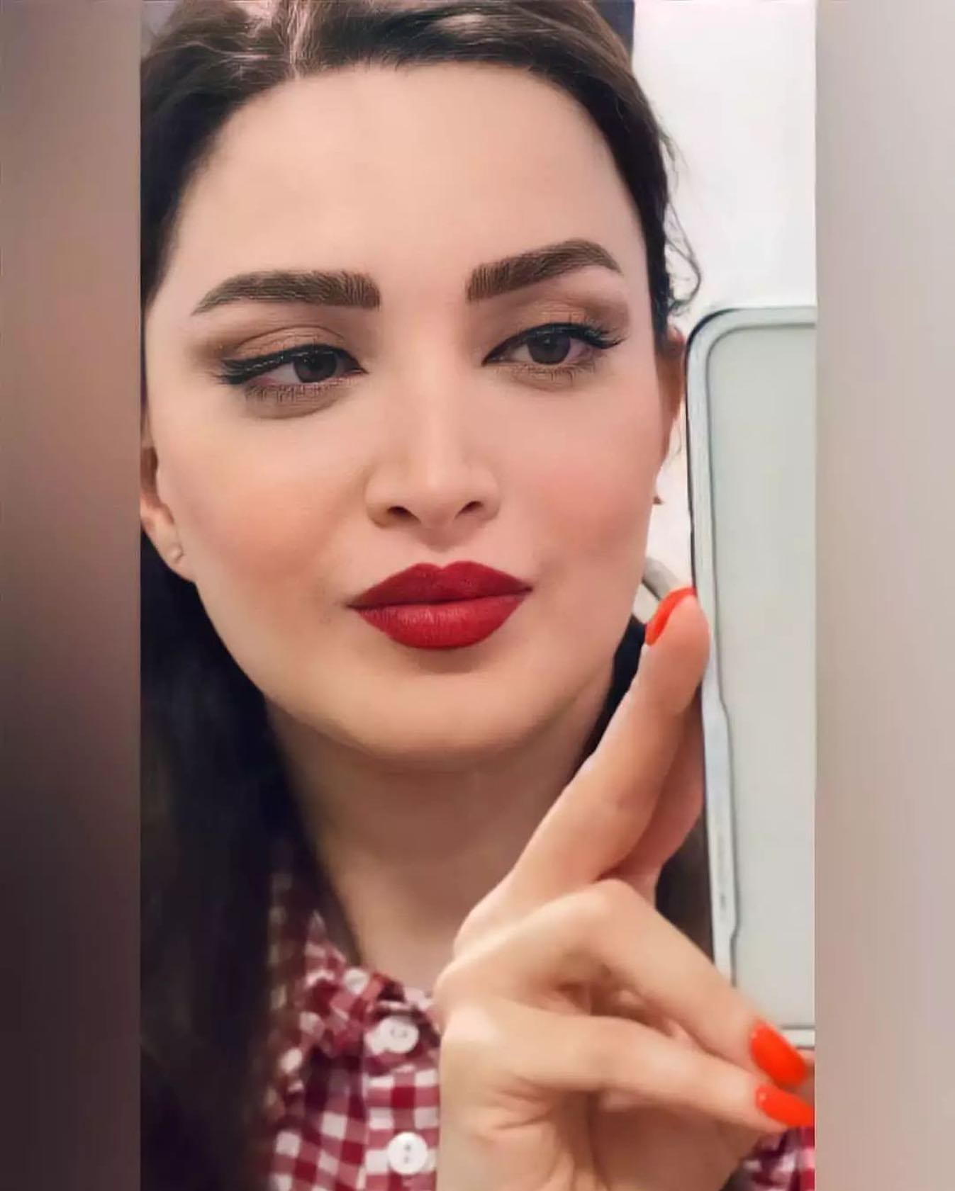 عکس خصوصی بهنوش طباطبایی با رژ لب و دامن قرمز عکس خصوصی بهنوش طباطبایی با رژ لب و دامن قرمز