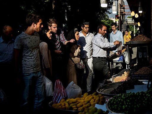 در بحث ارز، به نظر میرسد دیگر از دست دولت هم کاری بر نمیآید/ اگر مسئله تحریمها حل نشود، روند افزایش قیمت ارز ادامه پیدا میکند/ موقتی بودن وضعیت بازار دلار بستگی به این دارد که آیا مذاکرات به نتیجه میرسد یا خیر در بحث ارز، به نظر میرسد دیگر از دست دولت هم کاری بر نمیآید/ اگر مسئله تحریمها حل نشود، روند افزایش قیمت ارز ادامه پیدا میکند/ موقتی بودن وضعیت بازار دلار بستگی به این دارد که آیا مذاکرات به نتیجه میرسد یا خیر