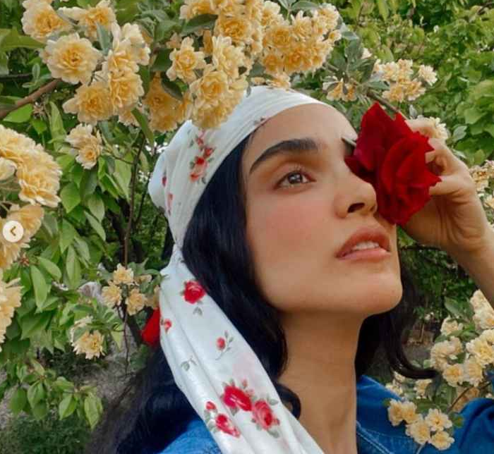 الهه حصاری در میان گلها + عکس الهه حصاری در میان گلها + عکس