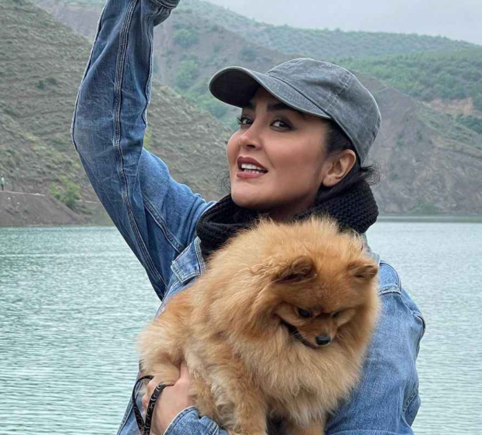 تیپ جین مریم معصومی در کنار حیوان خانگی اش + عکس تیپ جین مریم معصومی در کنار حیوان خانگی اش + عکس