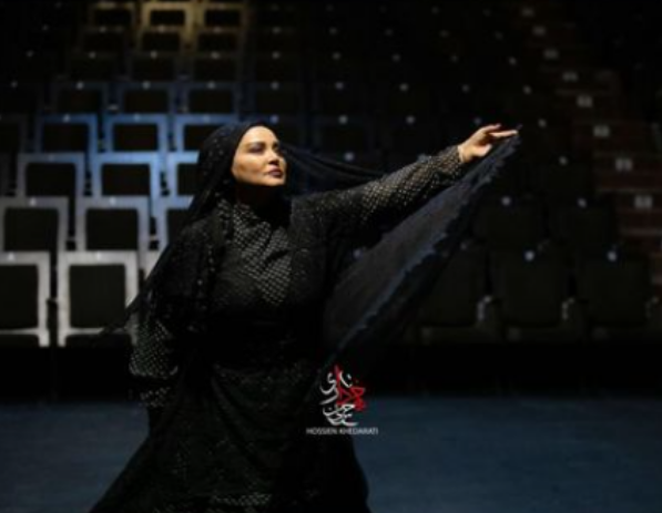 استایل مشکی و محجبه بهاره رهنما در صحنه تئاتر + عکس استایل مشکی و محجبه بهاره رهنما در صحنه تئاتر + عکس