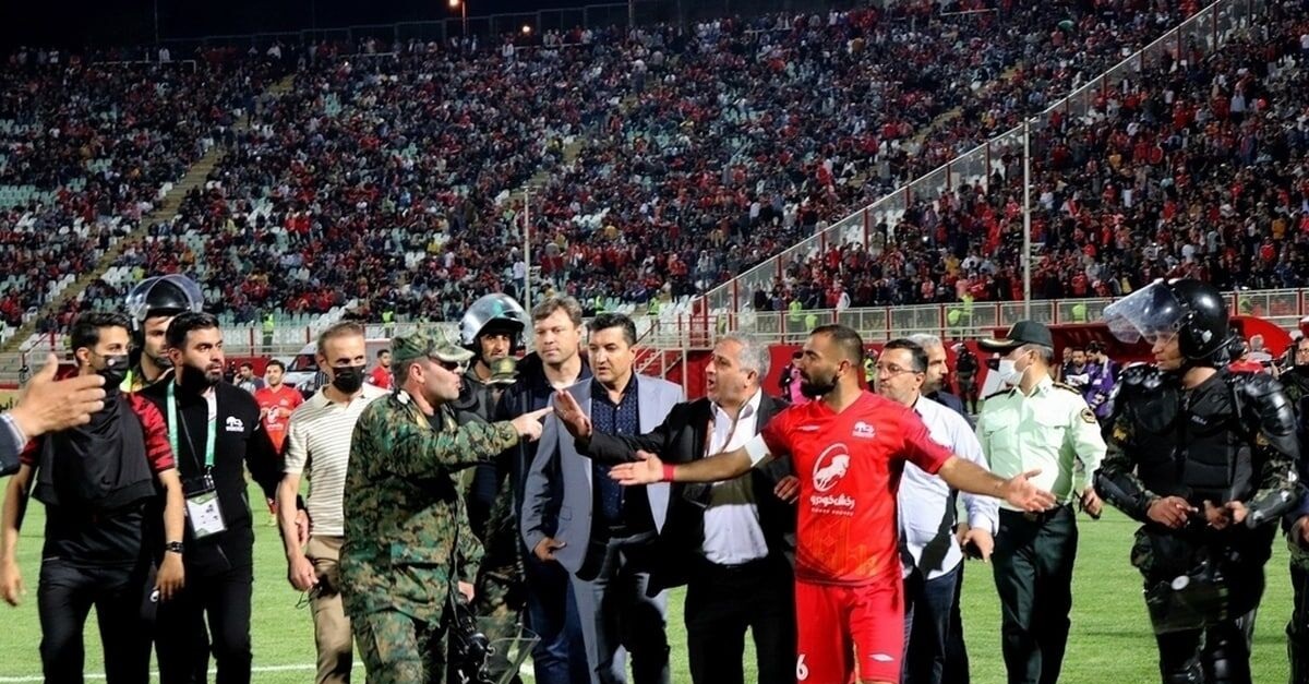 امید عالیشاه همان سنگی را پرتاب کرد که به سمتش انداخته بودند امید عالیشاه همان سنگی را پرتاب کرد که به سمتش انداخته بودند