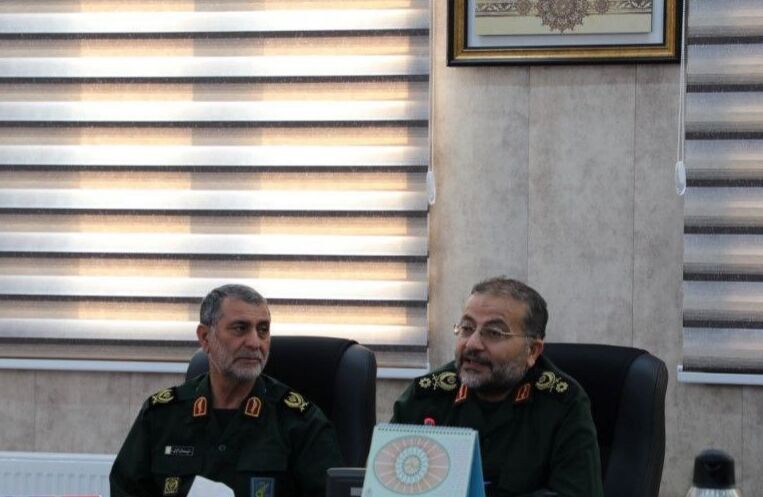 فرمانده بسیج: با پاره کردن عکس، چیزی از سردار سلیمانی کم نمیشود / جمهوری اسلامی از اینکه به اشتباهات خود پی ببرد و در صدد جبران آن بر آید هیچ ترسی ندارد / این که تصور کنیم آمریکا دست از ایران بر خواهد داشت تصور غلطی است؛ مخصوصا زمانی که دموکراتها پای کار باشند فرمانده بسیج: با پاره کردن عکس، چیزی از سردار سلیمانی کم نمیشود / جمهوری اسلامی از اینکه به اشتباهات خود پی ببرد و در صدد جبران آن بر آید هیچ ترسی ندارد / این که تصور کنیم آمریکا دست از ایران بر خواهد داشت تصور غلطی است؛ مخصوصا زمانی که دموکراتها پای کار باشند