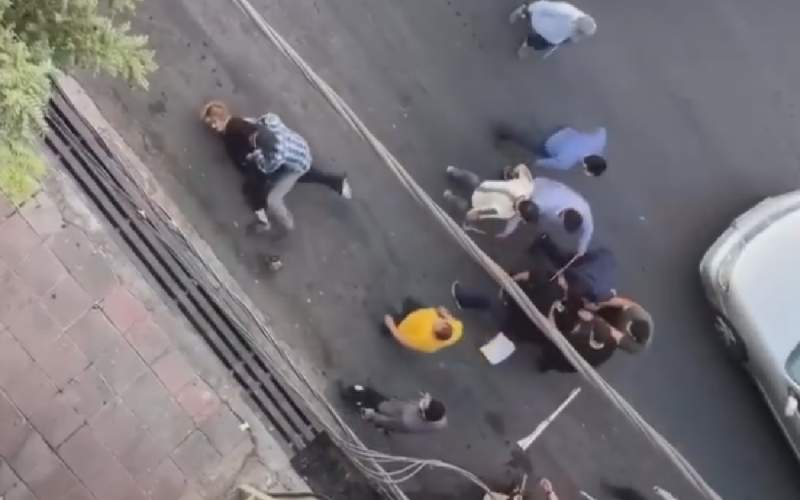 فیلم متاثرکننده از بازداشت یک زن و مرد معترض فیلم متاثرکننده از بازداشت یک زن و مرد معترض