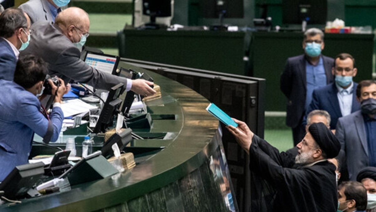 دعوای دولت و مجلس بالا گرفت؛ به جای گرانی، ترمز «بریز و بپاش» را بکشید دعوای دولت و مجلس بالا گرفت؛ به جای گرانی، ترمز «بریز و بپاش» را بکشید