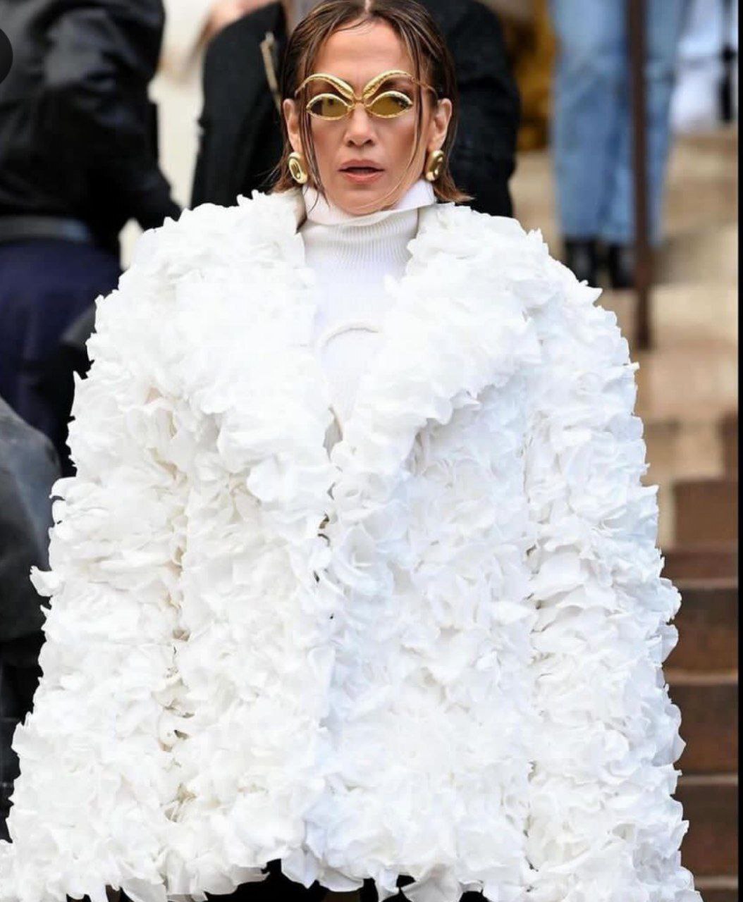 جنجال عینک عجیب جنیفر لوپز در هفته مد پاریس/ عکس جنجال عینک عجیب جنیفر لوپز در هفته مد پاریس/ عکس