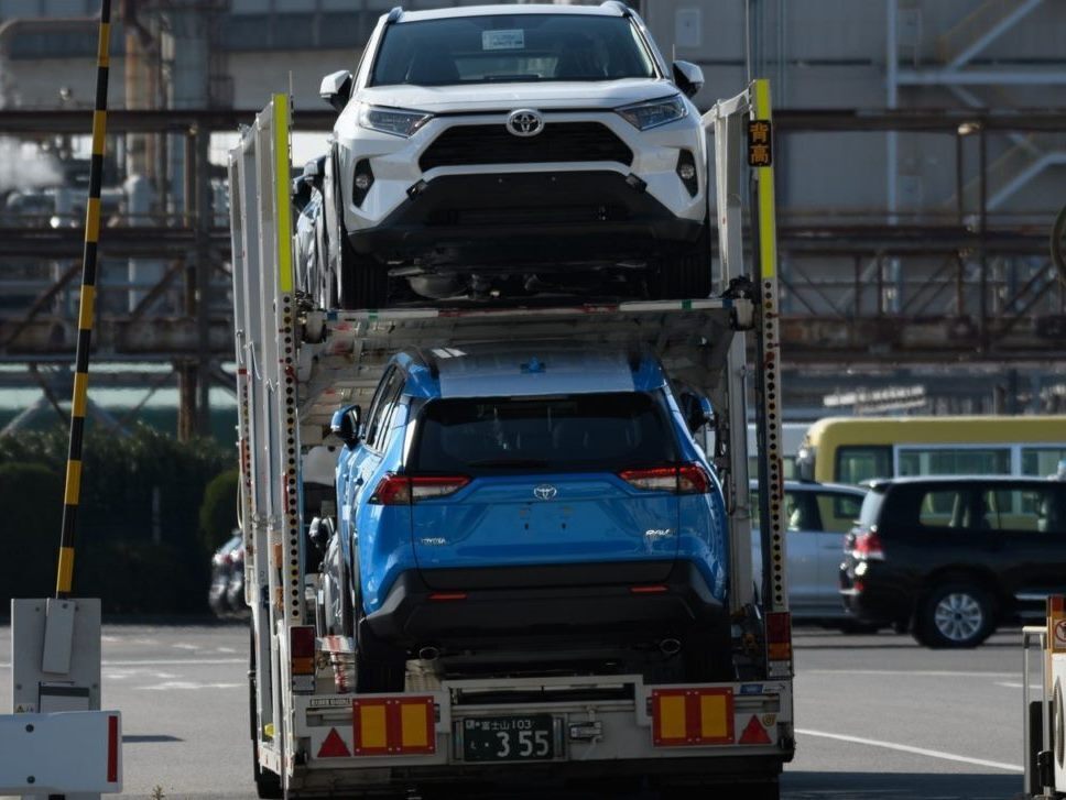 خودرو‌های کارکرده خارجی تا ۱۰ برابر قیمت واقعی آن‌ها در کشور‌های همسایه به فروش می‌رسند / دلالان خودرو سال گذشته ۲۶ هزار میلیارد تومان سود کردند / واردات خودرو‌های کارکرده با عمر زیر ۵ سال، یکی از راهکار‌های حل مشکل خودروست