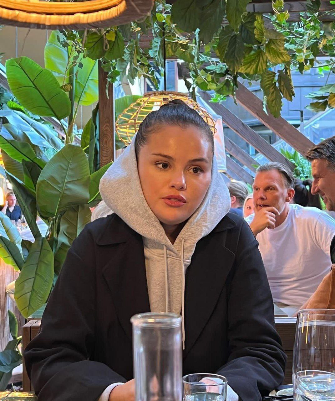 چهره زیبا و بدون آرایش سلنا گومز در رستوران/عکس چهره زیبا و بدون آرایش سلنا گومز در رستوران/عکس