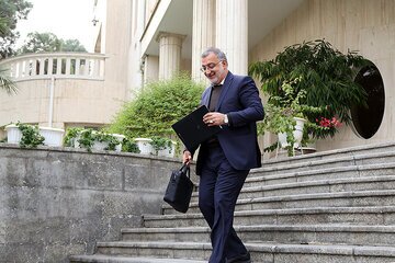 داماد زاکانی که هیچ؛ پدر دامادش هم در شهرداری امرو نهی می کند داماد زاکانی که هیچ؛ پدر دامادش هم در شهرداری امرو نهی می کند