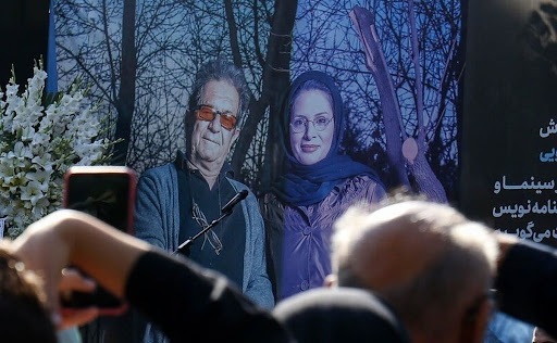 صحبتها و استایل متفاوت دختر مهرجویی در تشییع پدرش صحبتها و استایل متفاوت دختر مهرجویی در تشییع پدرش