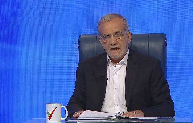 پزشکیان خطاب به فواد ایزدی، کارشناس نزدیک به جلیلی: بس کنید، زندگی را بر مردم حرام کردهاید/ اگر میخواهید مردم زیر تحریم بمیرند، همین سیاست فعلی را دنبال کنید / نفت ایران را به نظامیان چین میفروشند، به قیمت پایین/ برخی از آقازاده ها، این زندگی اشرافی را از همین بخور بخورهای تحریم تهیه کردهاند پزشکیان خطاب به فواد ایزدی، کارشناس نزدیک به جلیلی: بس کنید، زندگی را بر مردم حرام کردهاید/ اگر میخواهید مردم زیر تحریم بمیرند، همین سیاست فعلی را دنبال کنید / نفت ایران را به نظامیان چین میفروشند، به قیمت پایین/ برخی از آقازاده ها، این زندگی اشرافی را از همین بخور بخورهای تحریم تهیه کردهاند