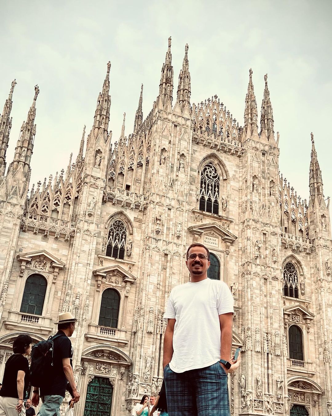 خارجگردیِ آقای بازیگر با تیپ و استایل متفاوت