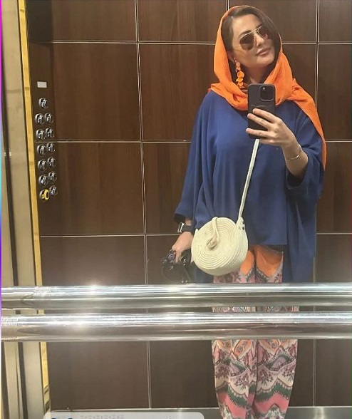 خانم نفیسه روشن از این آسانسور هیچجوره دِل نمیکند