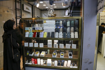 تعمیر موبایل، پر رونق تر از همیشه / بازار خرید موبایل کساد شد تعمیر موبایل، پر رونق تر از همیشه / بازار خرید موبایل کساد شد