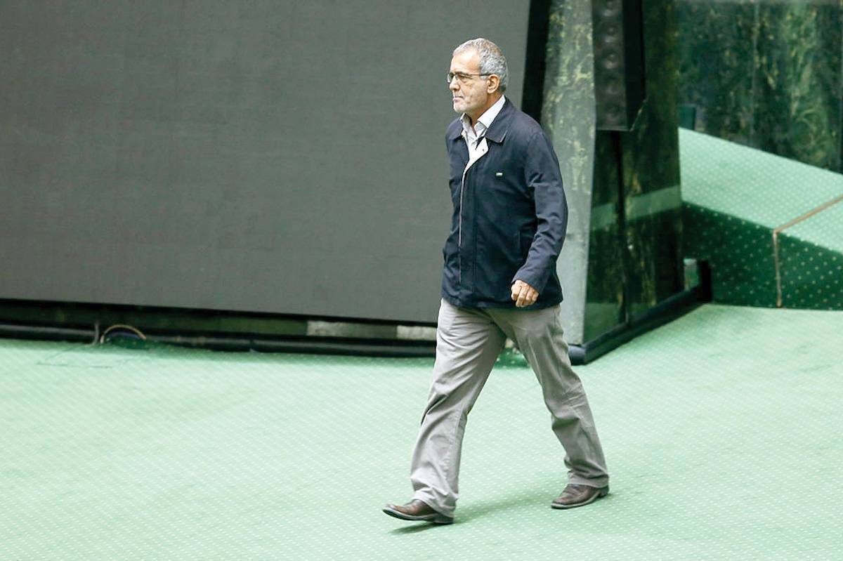 رئیس جمهور فردا شنبه برای دفاع از کابینه به مجلس میرود رئیس جمهور فردا شنبه برای دفاع از کابینه به مجلس میرود