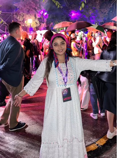 عکسهای تازه لیانا شریفیان، دختر نوازنده ایرانی