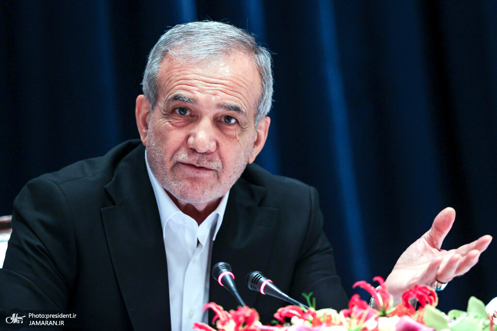 تصاویری از ژستهای پزشکیان در جمع رسانههای آمریکایی