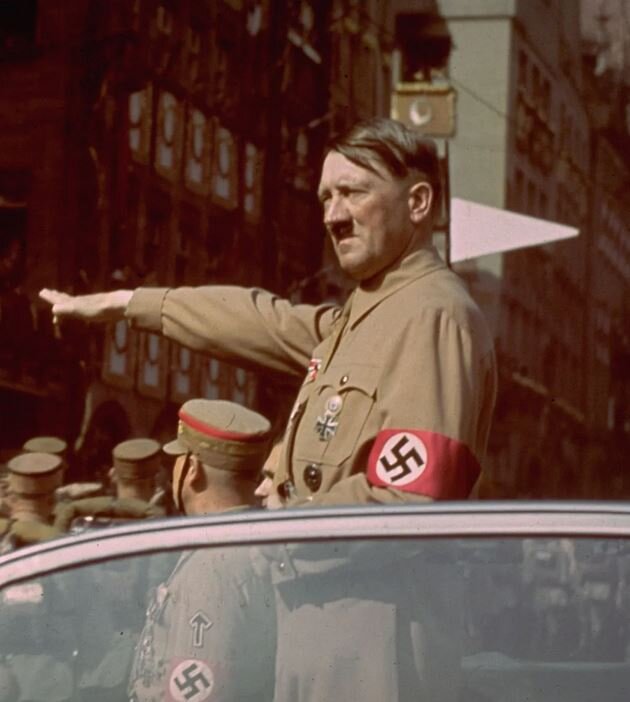 هیتلر، یهودیها و کمونیستها را فراری داد!