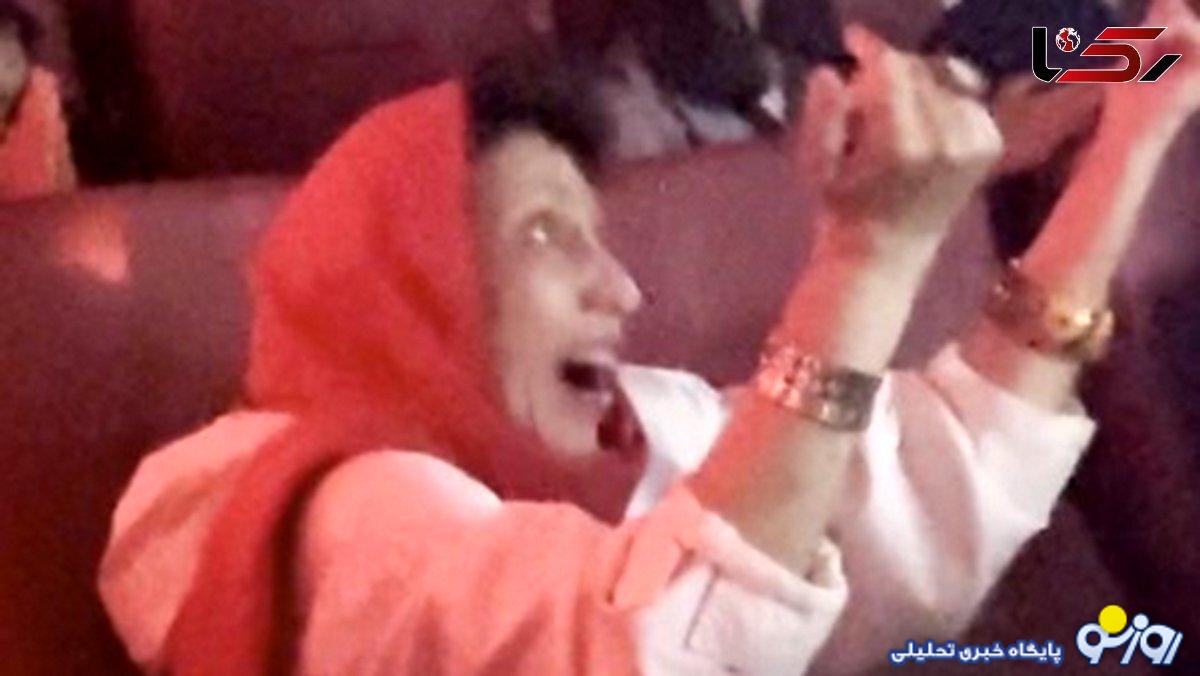 فیلم رقص و آواز این پیرزن در کنسرت ایرال شد ! / ببینید چه حالی می کنه از آهنگ ! فیلم رقص و آواز این پیرزن در کنسرت ایرال شد ! / ببینید چه حالی می کنه از آهنگ !