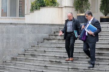 مخالفت با رفیق‌بازی در دولت‌ها؛ از حرف تا عمل/ از عزل با ادبیاتی تند بخاطر سفر لاکچری تا لاپوشانی فسادی دبش/ رفقای احمدی‌نژاد حاشیه امن داشتند!