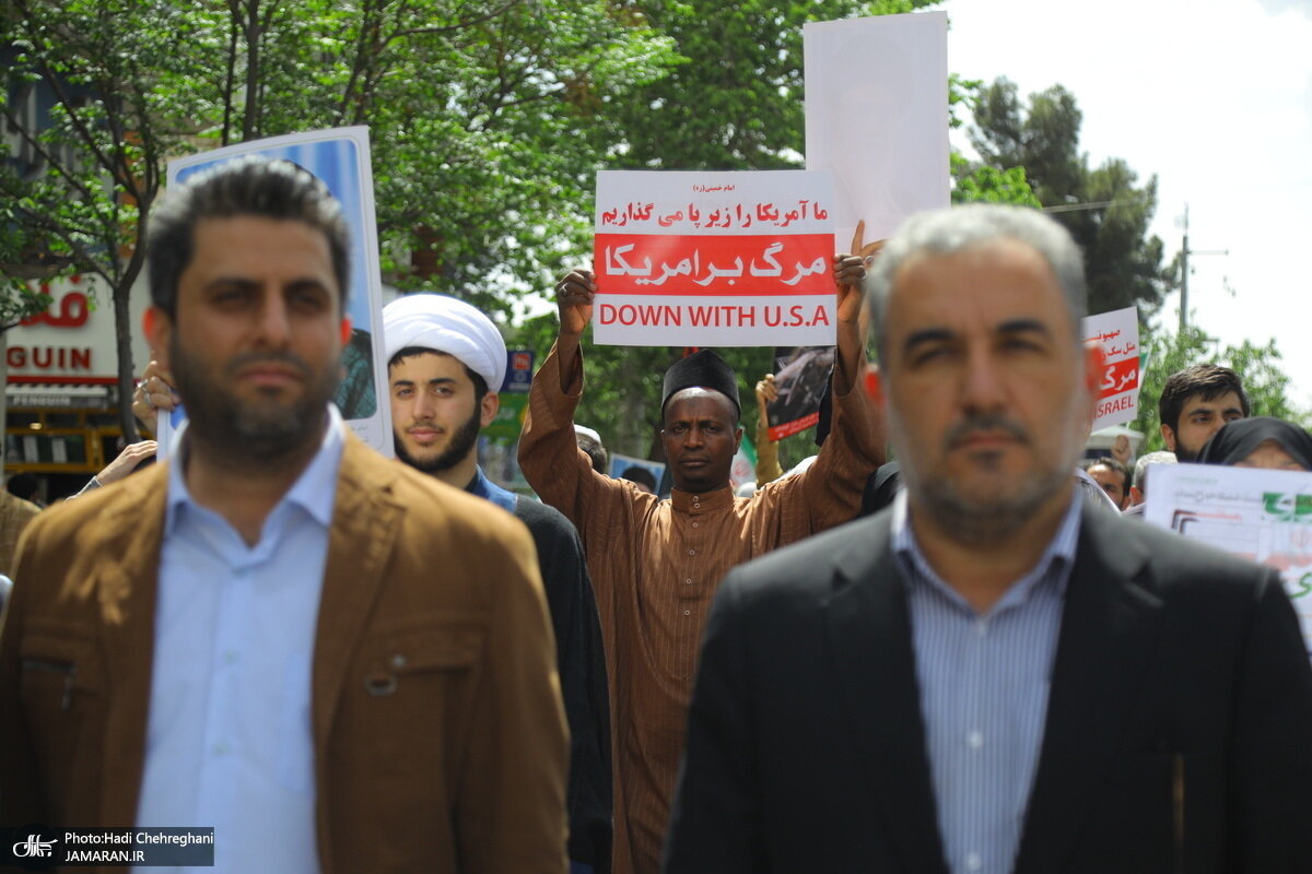 ۲ عکس عجیب علیه مذاکرات ایران و آمریکا در عمان/ مکان: خیابان های قم