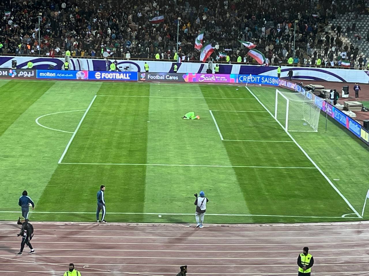 عکس| اشک بیرانوند پس از صعود به جام جهانی/ علی بیرو روی دستان بازیکنان تیم ملی