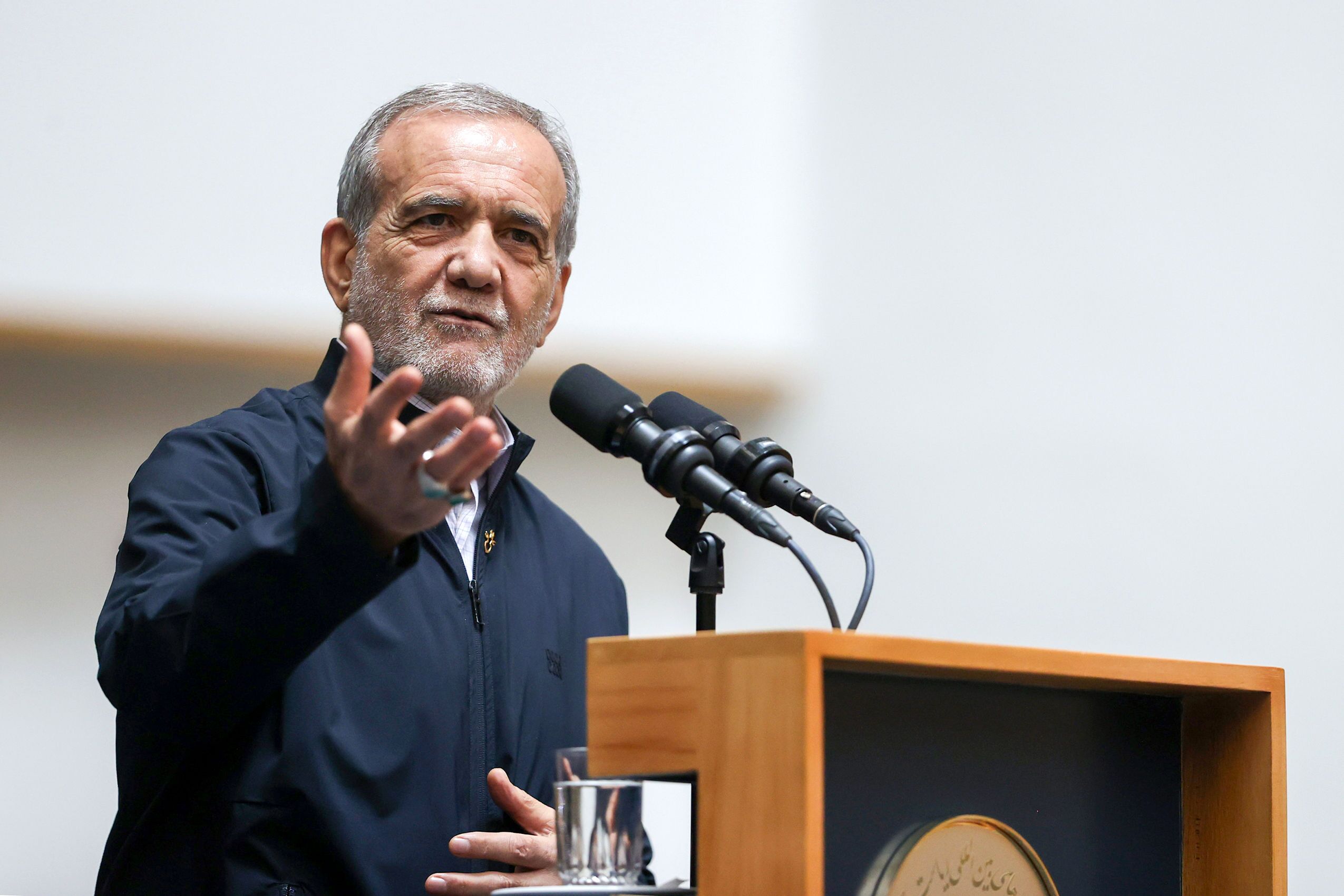 پزشکیان: بودجه‌ای که ما به مجلس دادیم، فقط دو درصد رشد داشته / می‌گویند این بد است / نامه‌ای به مجلس دادم و گفتم هر اصلاحی که می‌توانید انجام دهید، اما به‌گونه‌ای باشد که تورم ایجاد نکند / کنار گود ایستادن و ادعا کردن یک بحث است، اما ما در گود هستیم / امروز یا نهایتاً تا فردا هیئت وزیران تصمیماتی دربارۀ معیشت خواهند گرفت؛ آن‌وقت مشخص می‌شود که ما به فکر معیشت مردم هستیم یا نه