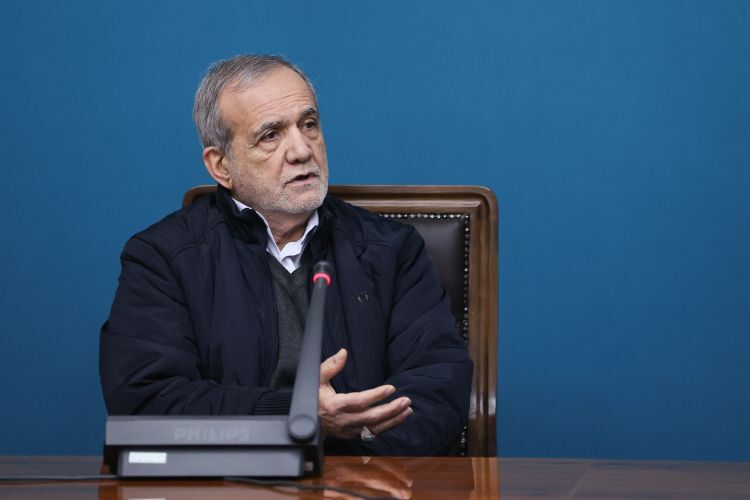 واکنش پزشکیان به تجمع در بازار تهران: به وزیر کشور مأموریت دادم از مسیر گفتوگو با نمایندگان معترضان، مطالبات آنها را بشنود/ اقدامات اساسی برای اصلاح نظام پولی و بانکی در دستور کار است واکنش پزشکیان به تجمع در بازار تهران: به وزیر کشور مأموریت دادم از مسیر گفتوگو با نمایندگان معترضان، مطالبات آنها را بشنود/ اقدامات اساسی برای اصلاح نظام پولی و بانکی در دستور کار است