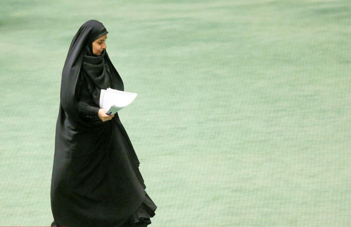 تیغ استیضاح بر گردن تنها وزیر زن دولت