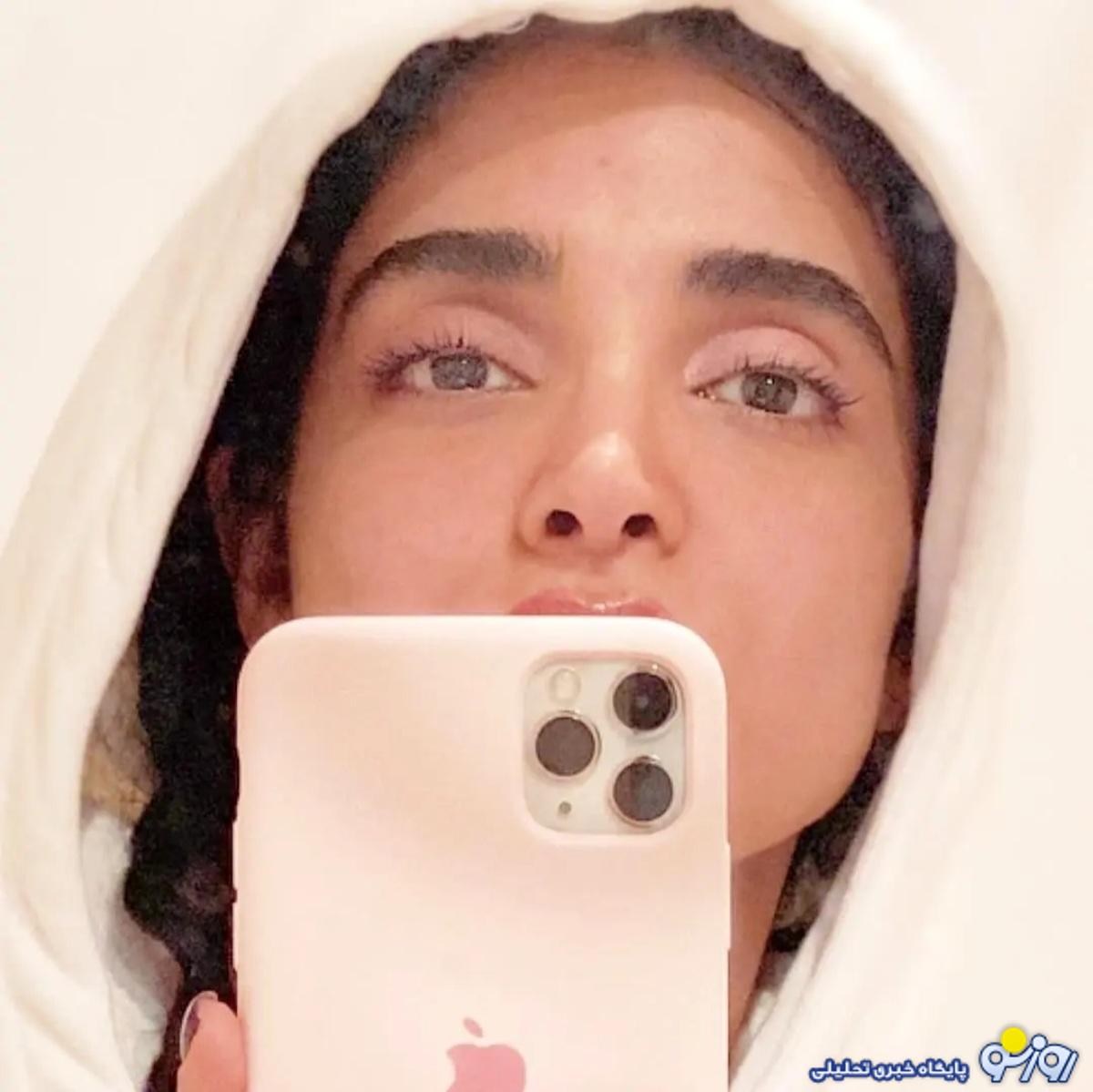 سلفی جنجالی الهه حصاری با هودی سفید و جذابش در اتاق خواب