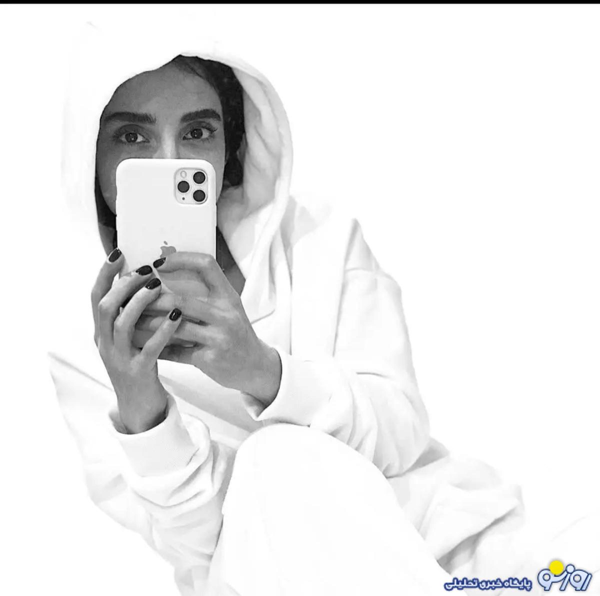 سلفی جنجالی الهه حصاری با هودی سفید و جذابش در اتاق خواب