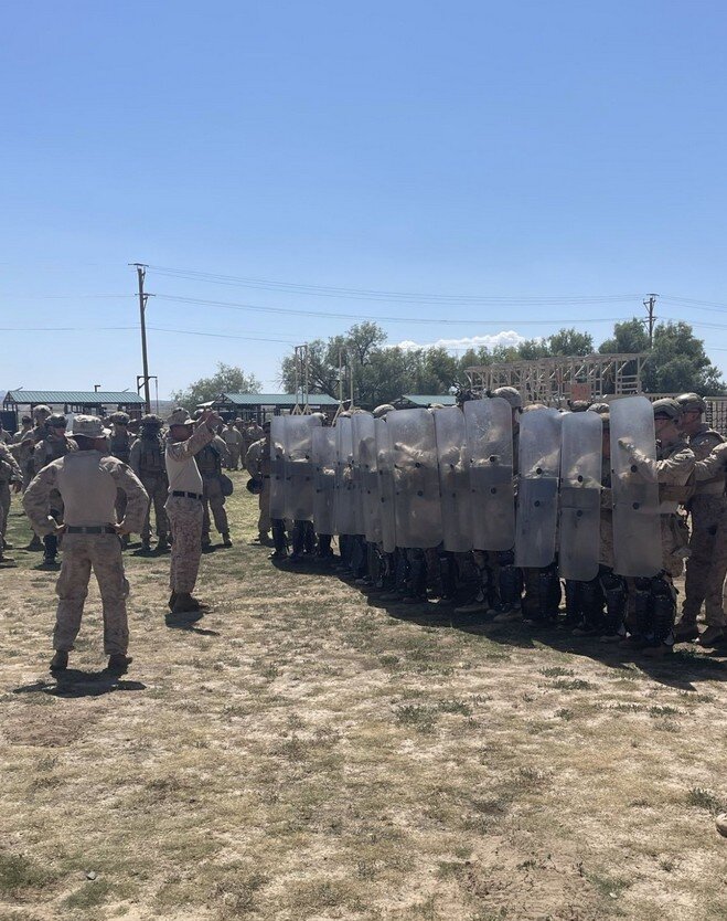 اعزام ۷۰۰ تفنگدار نیروی دریایی و ۲۰۰۰ عضو گارد ملی به لسآنجلس/ترامپ اگر آنها تف کنند،ما آنها را خواهیم زد!/بازداشت ۲۴ نفر در برج ترامپ/مردم در وحشت