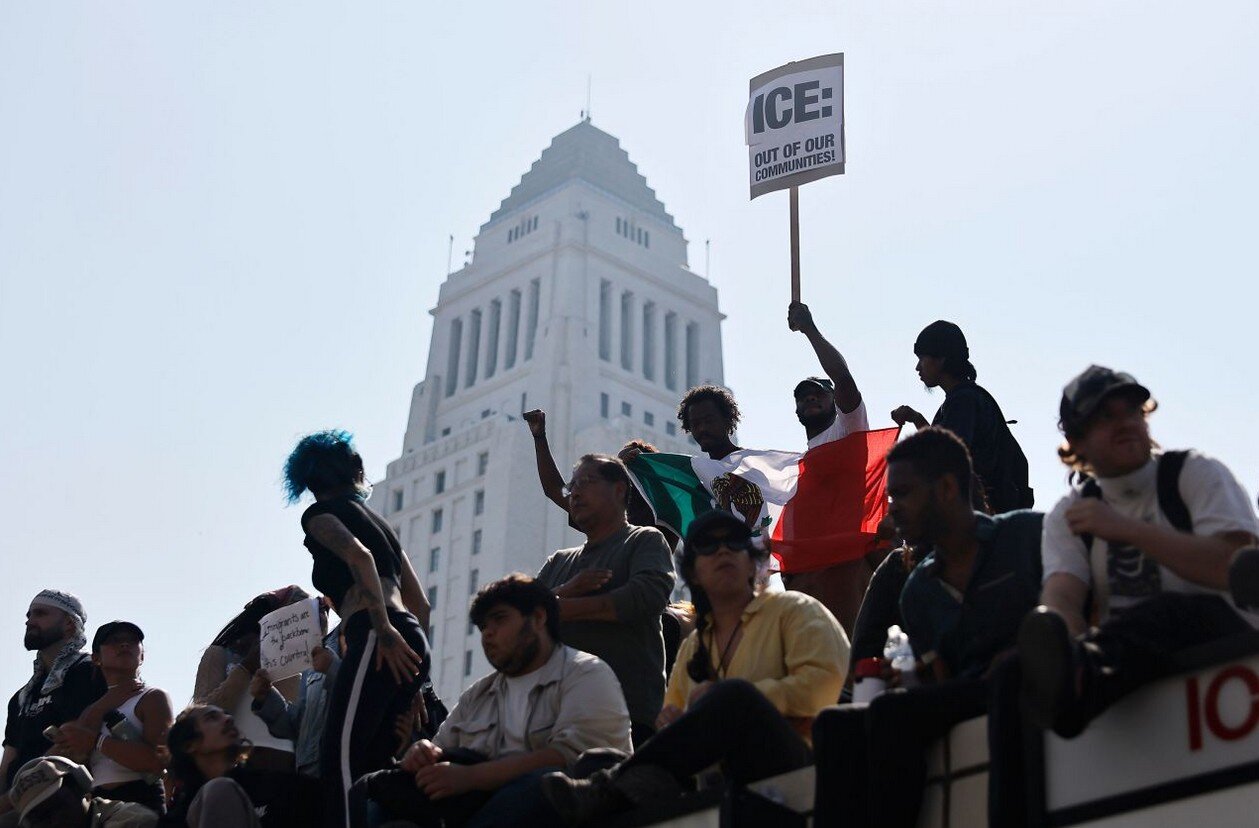 اعزام ۷۰۰ تفنگدار نیروی دریایی و ۲۰۰۰ عضو گارد ملی به لسآنجلس/ترامپ اگر آنها تف کنند،ما آنها را خواهیم زد!/بازداشت ۲۴ نفر در برج ترامپ/مردم در وحشت
