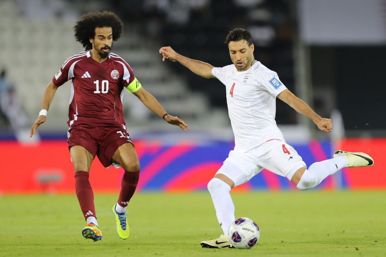 شجاع خلیل زاده مدافع میانی تیم ملی ایران و تراکتور و اکرم عفیف بازیکن تیم ملی قطر - مقدماتی جام جهانی - جام جهانی 2026 آمریکا