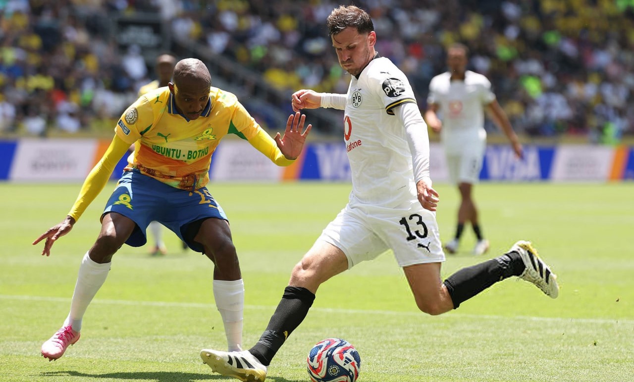 خولیسو مودائو مدافع مدنظر پرسپولیس در مقابل پاسکال گروس تیم دورتموند