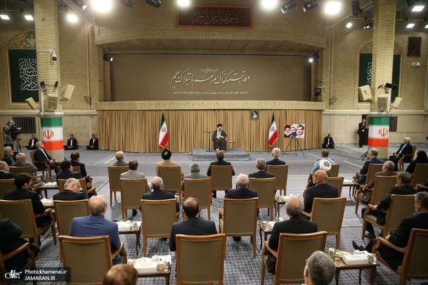 رهبر انقلاب با قدردانی ویژه از رئیس جمهور و دولت:  معیشت مردم مهمترین مسئله است؛ برای انضباط بازار چاره‌اندیشی شود/ روحیه کار و تلاش به جای فضای نه جنگ و نه صلح/ مسئولان و صاحبان قلم و بیان، راویان قدرت و قوت باشند و نه راوی ضعف‌ها