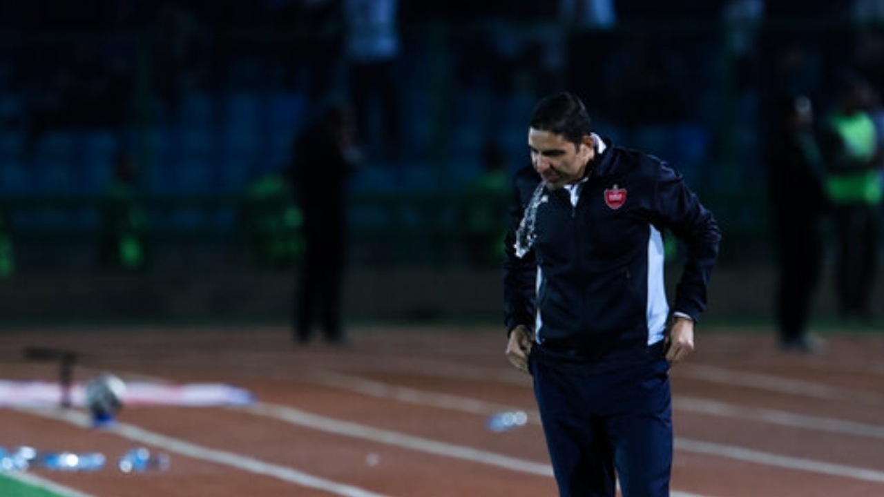 اصرار هاشمیان برای استفاده از بازیکنان پرسپولیس در پستهای غیر تخصصی اصرار هاشمیان برای استفاده از بازیکنان پرسپولیس در پستهای غیر تخصصی