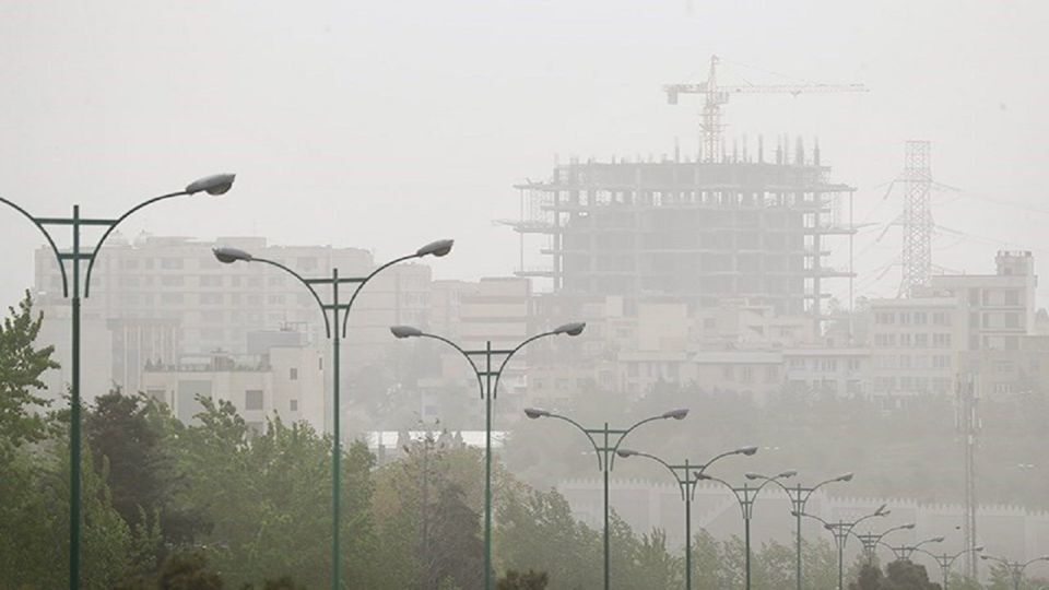  پس از برگزاری جلسه کمیته اضطرار آلودگی هوا در روز جمعه ۱۴ آذر، تمامی مدارس ابتدایی و متوسطه استان به جز طالقان و بخش آسارا در روز شنبه ۱۵ آذر غیرحضوری و فعالیت آموزشی به صورت مجازی انجام می‌شود. مادران شاغل دارای فرزند دانش‌آموز می‌توانند دورکاری کنند.