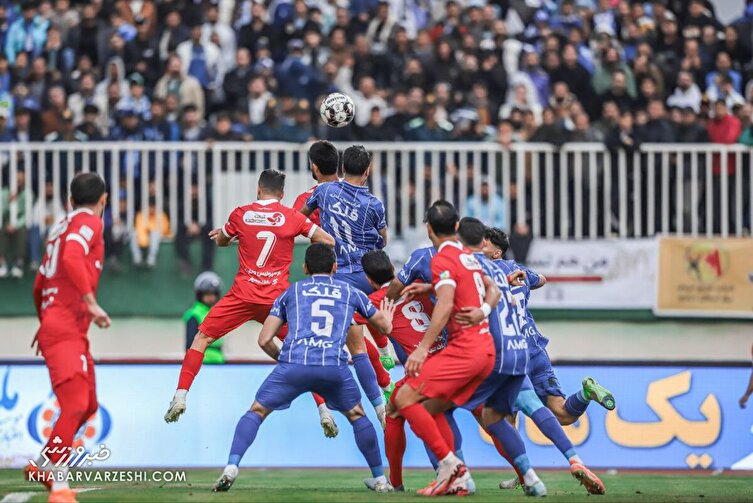شکست فوتبال ایران در زمین افتضاح استادیوم اراک/جنگ پرسپولیس و استقلال برنده نداشت