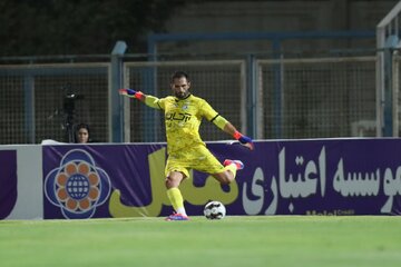 دستیار اوسمار پیراهن یک استقلالی را به یادگار برد! دستیار اوسمار پیراهن یک استقلالی را به یادگار برد!