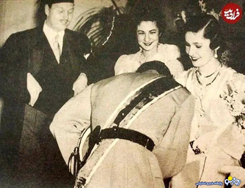 محمدرضا پهلوی در حال دست بوسی!