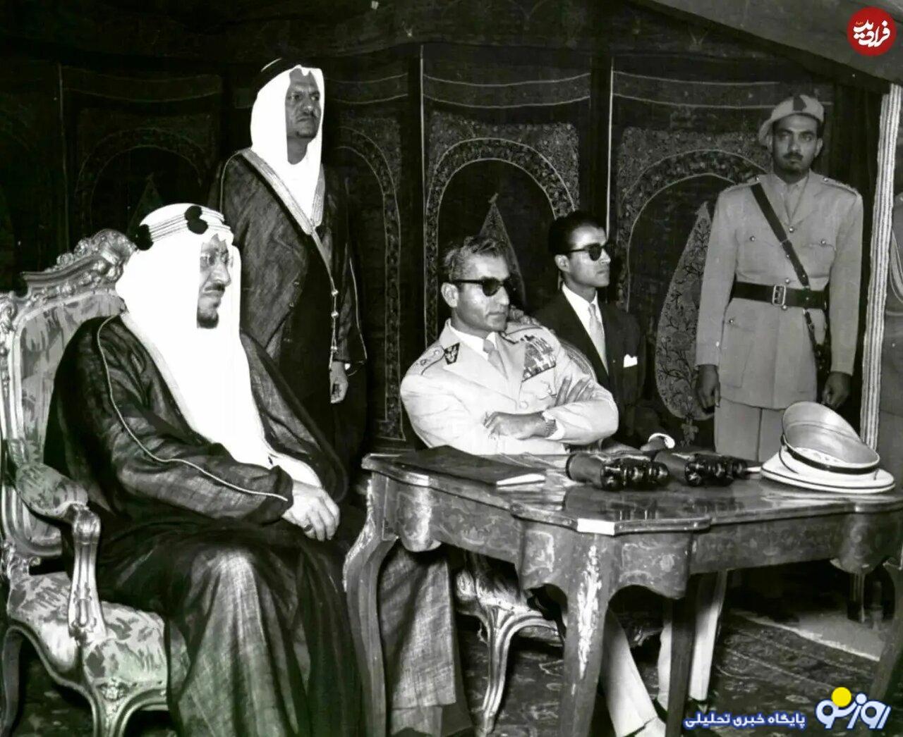 محمدرضا پهلوی در چادر پادشاه عربستان محمدرضا پهلوی در چادر پادشاه عربستان