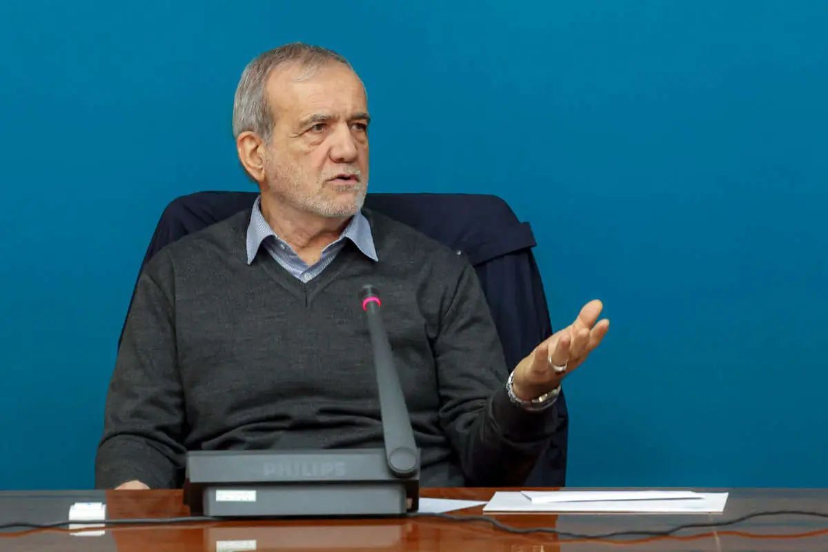 پزشکیان: در همین رفتوآمدهای سیاسی، چه شرق و چه غرب، به این نتیجه رسیدهایم که جز مردم خودمان، کسی نمیتواند ما را نجات دهد پزشکیان: در همین رفتوآمدهای سیاسی، چه شرق و چه غرب، به این نتیجه رسیدهایم که جز مردم خودمان، کسی نمیتواند ما را نجات دهد