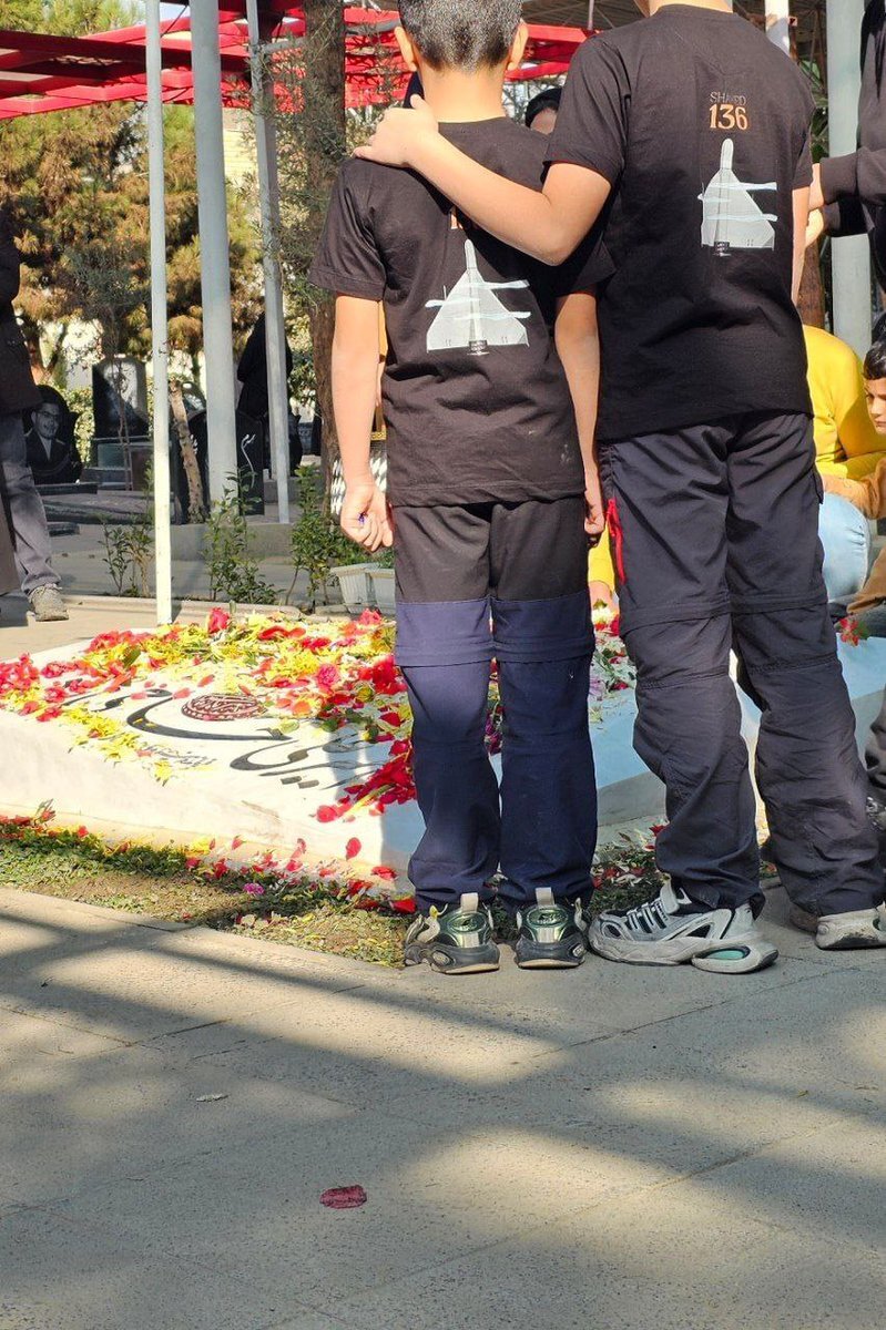 تیشرت دو پسر بر مزار سردار حاجیزاده تیشرت دو پسر بر مزار سردار حاجیزاده