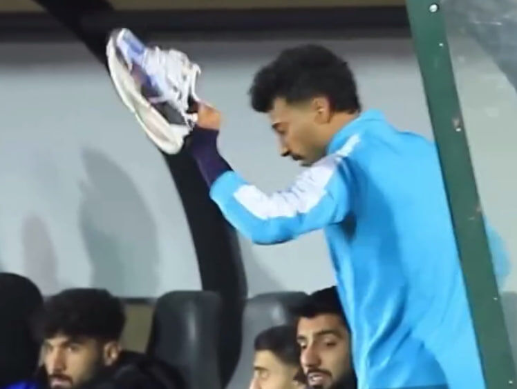 اعتراض تند رامین رضاییان به ساپینتو؛ ستاره استقلال کفش‌هایش را به زمین کوبید +عکس