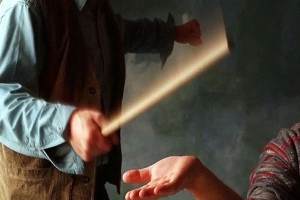 پرتاب لیوان از سوی معلم در یک مشاجره کلاسی، دانشآموز را راهی بیمارستان کرد پرتاب لیوان از سوی معلم در یک مشاجره کلاسی، دانشآموز را راهی بیمارستان کرد